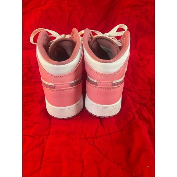 Nike‎ Air Jordan 1 Mid Valentine's Day" 2023  Youth 7 / Women's 8.5 - Picture 3 of 7